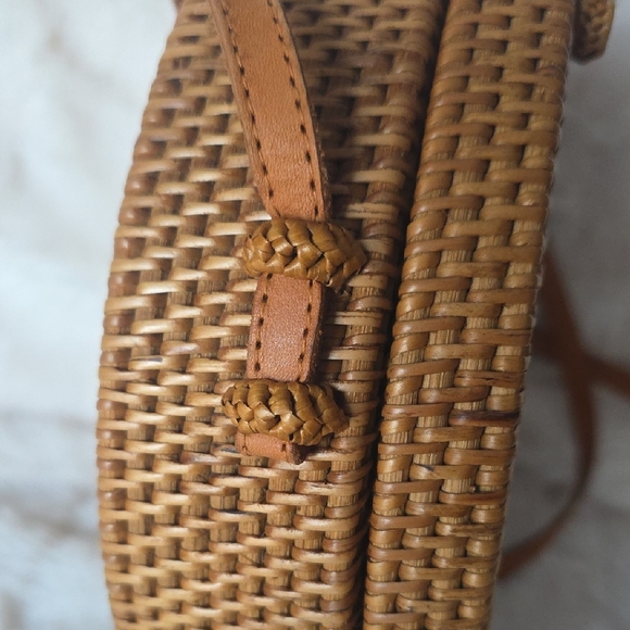 Source Unknown Small Handcrafted Tan Rattan Crossbody Bag ✨️GOOD CONDITION✨️ - Picture 5 of 9